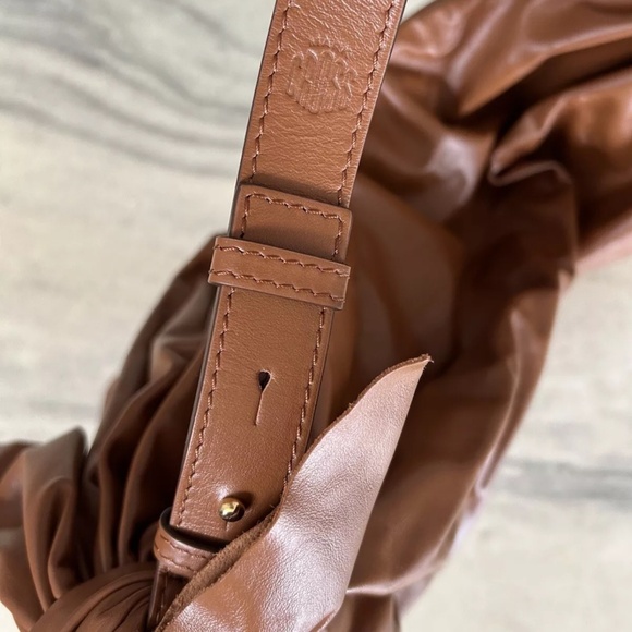 Mark Cross Scarf Hobo Bag Smooth Leather Acorn Brown NWT Made in Italy - Picture 6 of 7